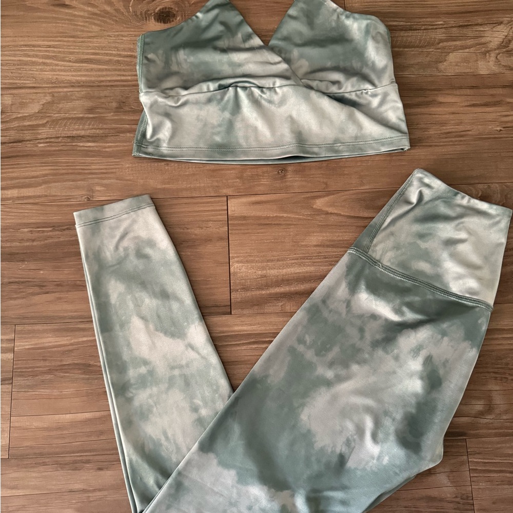 Beyond Yoga Teal Tie-Dye Leggings and Bra Set
